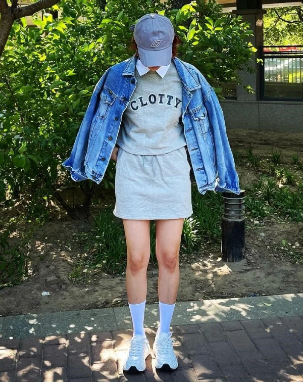 看章若楠的私服，總能學到如何在基礎單品中找尋穿搭靈感。你看，她將原本單調的運動套裝，穿出了極具質感的都市街頭況味。在灰色衛衣內疊穿的那件白襯衫，以及刻意翻出的領口，在在都為休閒運動風注入了書卷氣，而這種微微露出的白領細節，與腳下的白襪、白鞋相互呼應，讓視覺焦點非常乾淨，完全打破了運動服容易顯得太居家的刻板印象。