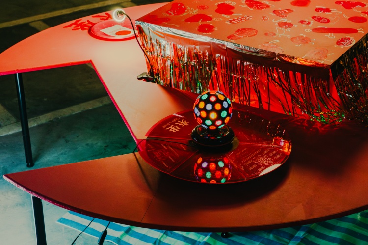 以台灣辦桌文化為靈感的跨國行動展演計畫 《來坐 grab a seat》,第一站於紐約展開,第二站延伸至嘉義「慈龍寺」,