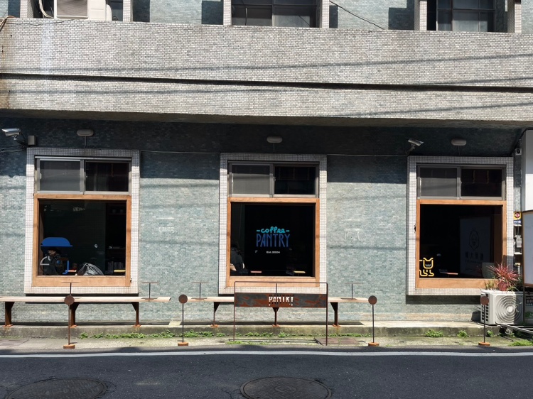 《縫合張力》：由來自瓜地馬拉的藝術家孫丹妮（Daniela Dávila）創作，取材於童年記憶的伸縮黏黏手玩具，以「永保赤心」回應曾有五十年歷史的「滎陽小兒科」。