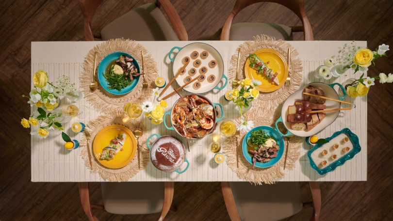LE CREUSET Bleu Riviera海韻藍系列，以地中海海岸波光為靈感打造藍綠色系鍋具與瓷器，為夏日餐桌增添度假氛圍。（圖／品牌提供）