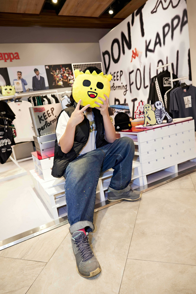 大腸王為了這回聯名推出兩款短 T 及一款毛帽，融合 Kappa 經典 Banda 串標以及基本款毛帽，點綴出截然 不同的潮流樣貌。