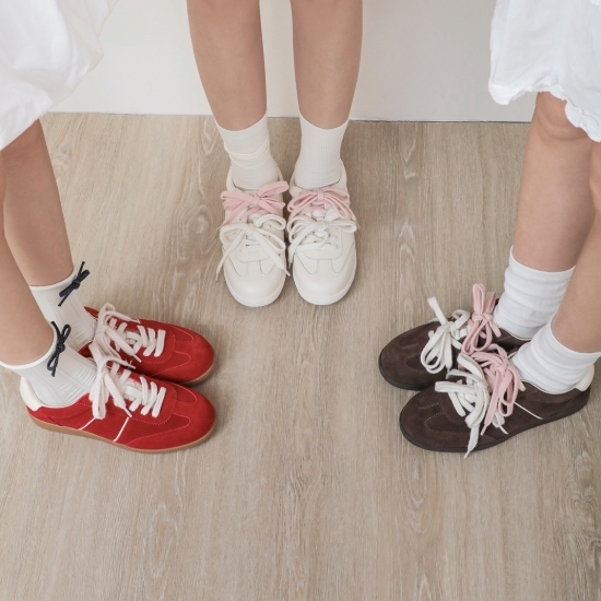 紅色與黑色德訓鞋腳部穿搭推薦，個性時尚又吸睛的潮流配色