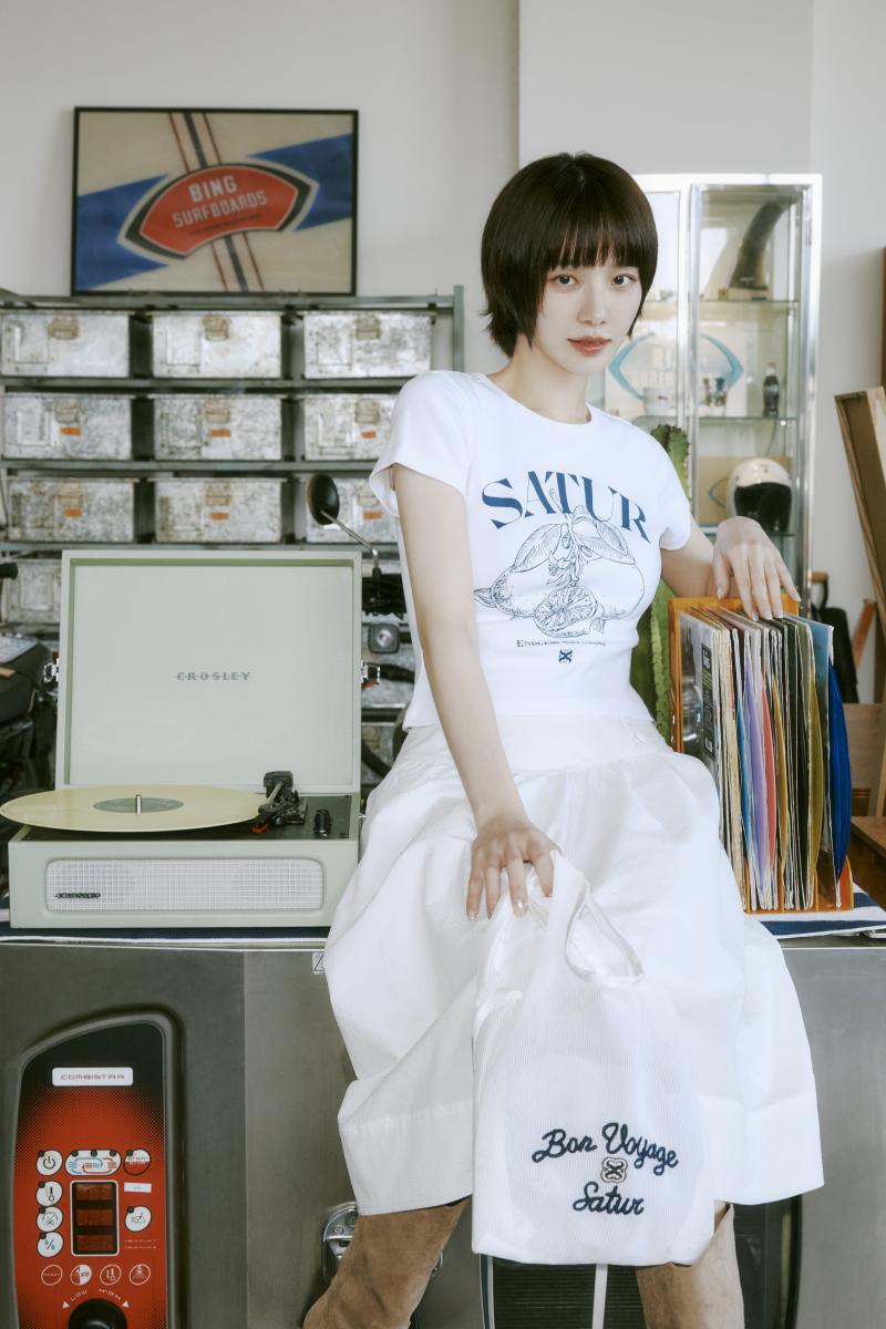 全白穿搭往往給人清新感，但稍不注意就容易單調。朴圭瑛的做法是選擇帶有手繪風圖案的 T-shirt，為造型注入亮點。