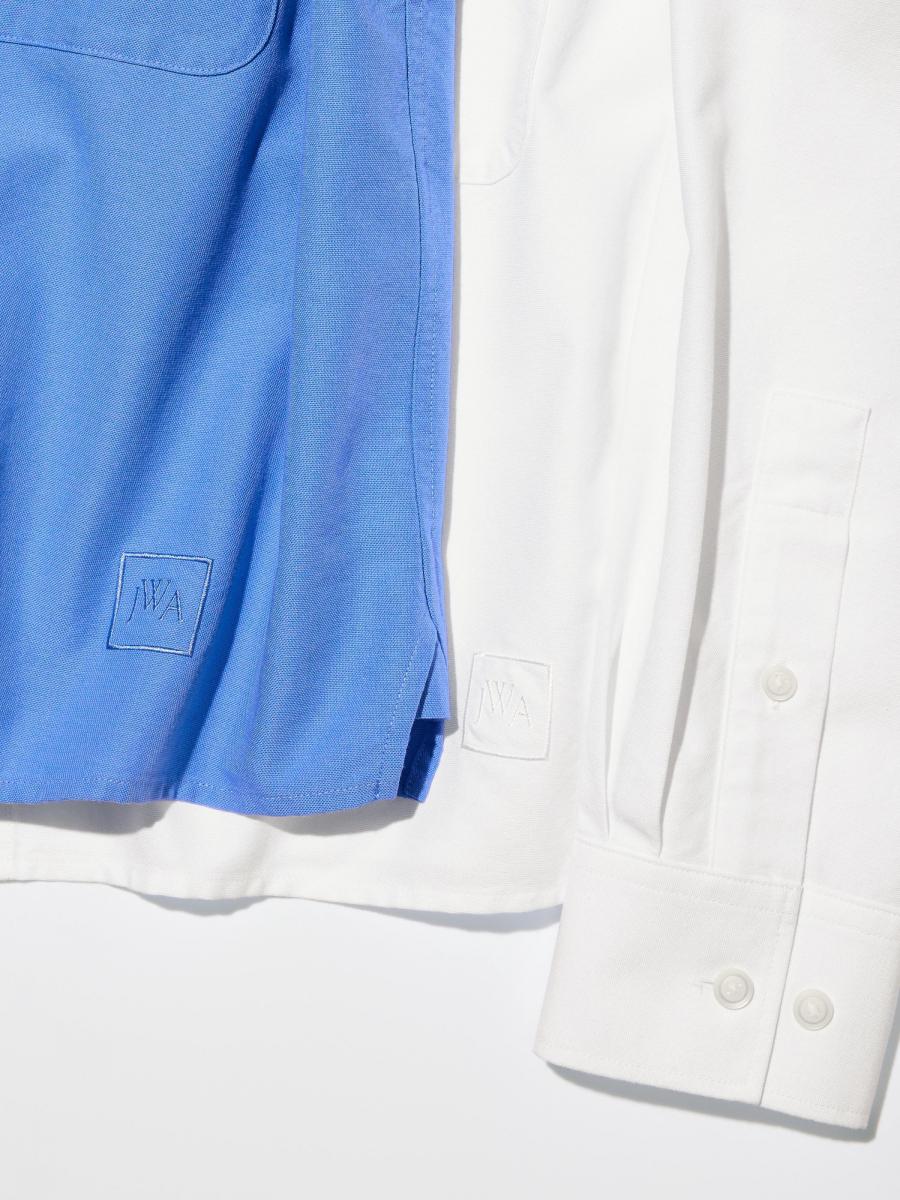 色提供乾淨純粹的白與藍兩色，是襯衫裡的基本款，但在細節中藏有設計腦洞。這件襯衫的強項在於搭配彈性：它可以單穿，也可以內搭在針織衫或外套裡；搭配長褲、裙裝或牛仔褲都能自然融合。對於追求低調設計感的日常穿搭來說，是一件極佳選擇。