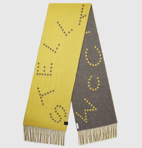 採用柔軟100% RWS認證羊毛所編織而成，厚實廓形設計，兼具保暖與時尚感，並壓印Stella McCartney字徽，低調展現品牌辨識度。