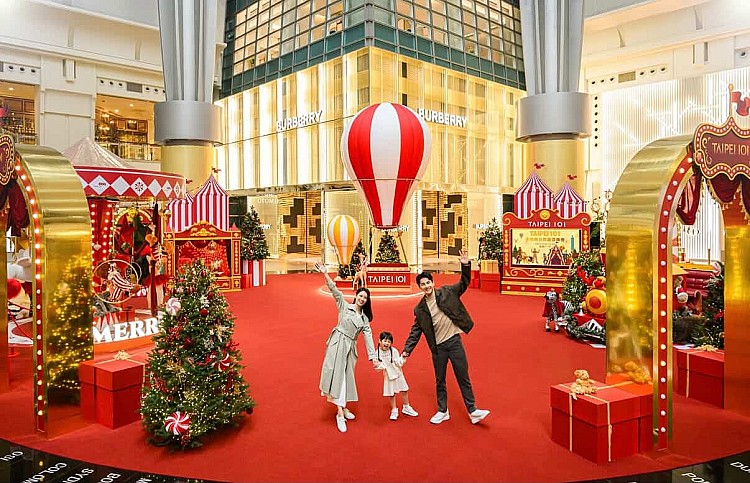 台北 101 作為觀光客最愛打卡熱點，儘管沒有大型聖誕樹，今年還是驚喜連連，為了慶祝迪士尼經典 IP《玩具總動員》問世 30 週年，在 101 百貨一樓周邊，打造了多樣超萌的裝置藝術，在百貨四樓廣場也以「奇幻樂園」為主題，結合旋轉木馬、熱氣球等裝置，同樣是手機相機的記憶體殺手。