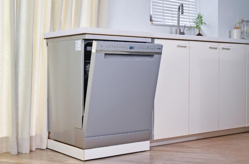 惠而浦推出自動開門洗碗機，主打70℃ 高溫洗程、強力水柱設計