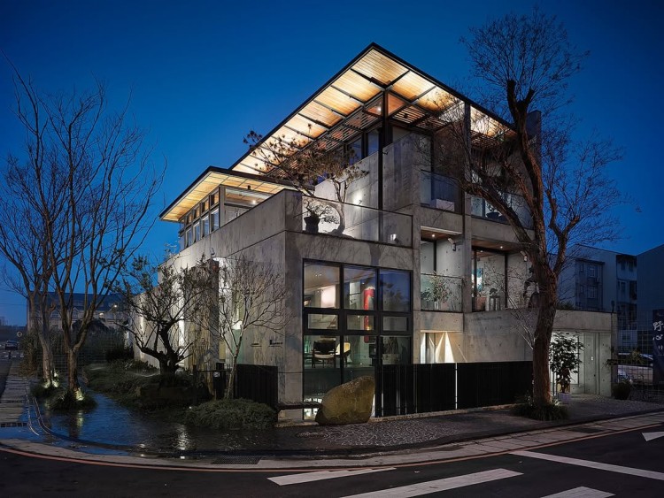 襲園美術館由空間設計師李靜敏打造，座落於桃園高鐵站附近的青埔重劃區，甫於 2012 年完工，是一棟引人注目的四層樓清水模建築。