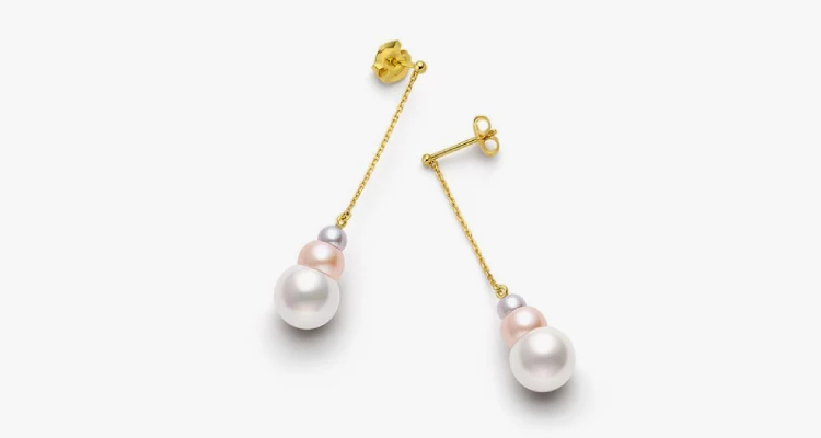 Tasaki「Triple Pearl」系列，以柔和色調交織出優雅層次，彷彿將溫柔與光芒一同收藏。作為母親節禮物，這樣細膩又富有設計感的耳環，再適合不過！不僅象徵對媽媽多年付出的珍視，也像這對三色珍珠設計一般，承載著愛、陪伴與感謝的不同面向。隨著步伐輕輕搖曳的金鍊，更像是在日常中替媽媽增添一抹閃耀時刻，讓她在每個平凡日子裡，都能感受到被用心呵護的幸福。（商品價格約：NTD 102,000）