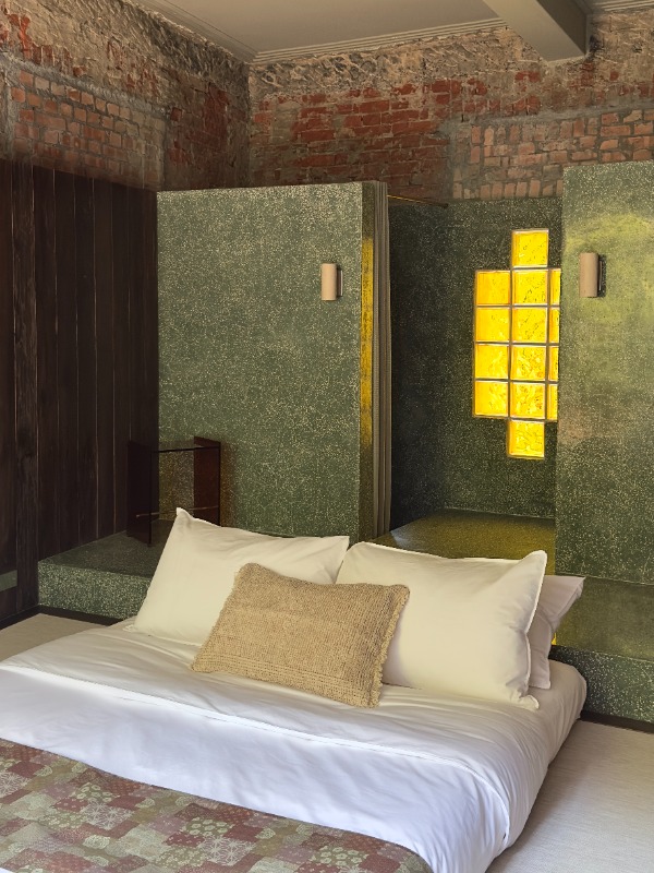 「蔚南裏」具代表性的「綠色磨石子和室房」，靈感來自老磨石磚，以高低差動線設計引導旅人體感穿越時間：腳底觸碰材質的瞬間，即與過去的生活記憶相遇。