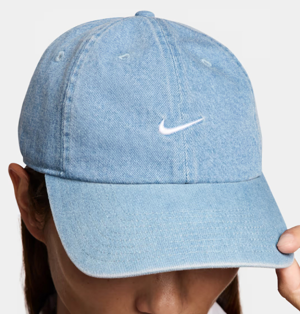 說到平價棒球帽推薦，身為運動品牌翹楚的Nike，自然是不容錯過的選擇啦！這款帽型，以弧形帽舌搭配經典Swoosh刺繡Logo，打造出俐落又百搭的運動輪廓。外層選用水洗丹寧材質，一戴上頭便散發出隨性又帶點復古味的時髦氛圍。無論日常外出、運動造型，或是週末休閒穿搭，都能輕鬆展現出率性感。