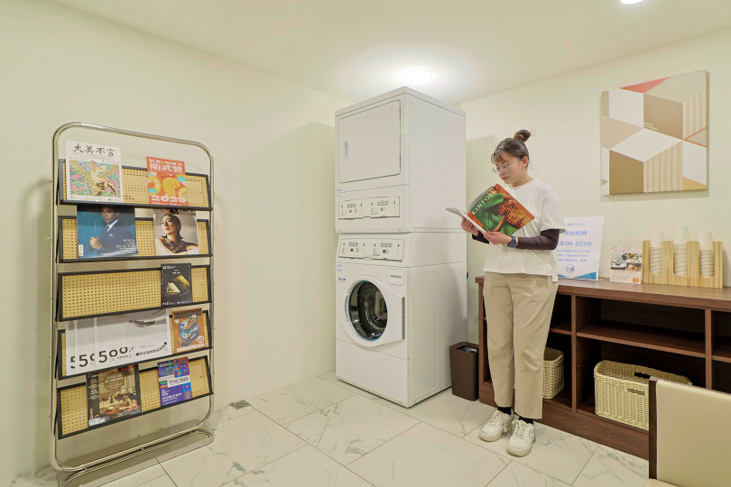 早上8點～晚上10點提供房客自助洗衣服務，在洗衣間還提供飲水與書報雜誌可消磨時間。（圖／楊澍攝）