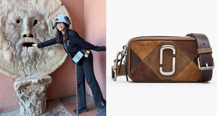 最後，這款出現在美鳳姐穿搭中，並以醒目的「雙J Logo」成為視線焦點的方正相機小包，則是來自美國設計師品牌Marc Jacobs經典之作—「The Snapshot」。作為精品界入門級距中，人氣極高、同時也相當好入手的代表款，它憑藉豐富多元的配色選擇與一眼就能辨識的設計語言，長年穩坐時尚圈的熱銷寶座