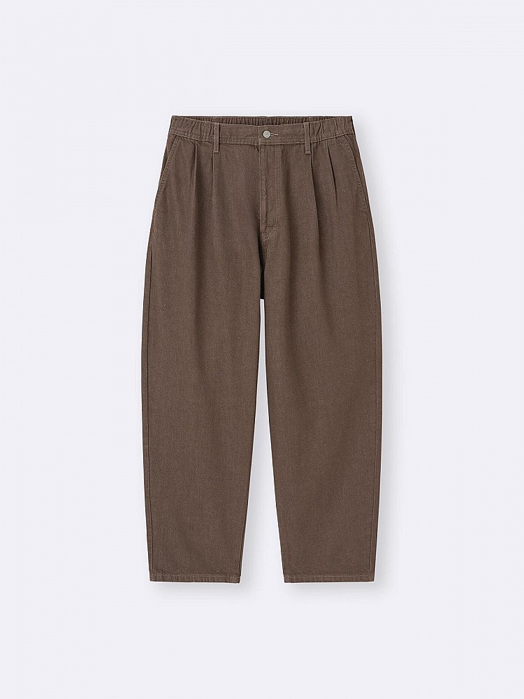 GU近年討論度居高不下的錐形牛仔褲，正是「不分性別、誰穿都好看」的代表款。版型從大腿到褲管自然收窄，兼具直筒的俐落與錐形的修飾效果，對腿型包容度高，也特別適合日常穿搭。