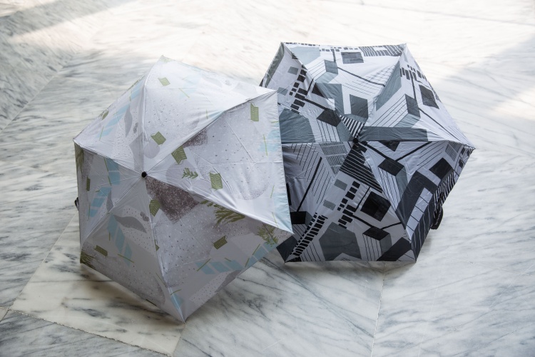 「藏一隅」設計系列將北美館建築元素、窗框、光影與館內景觀等意象，化為晴雨傘與手帕圖樣。晴雨傘具備紫外線防護功能，可隔絕 90% 以上紫外線；傘布內側搭配插畫風格，有「館內框景」與「迷霧花園」兩款造型可選，不