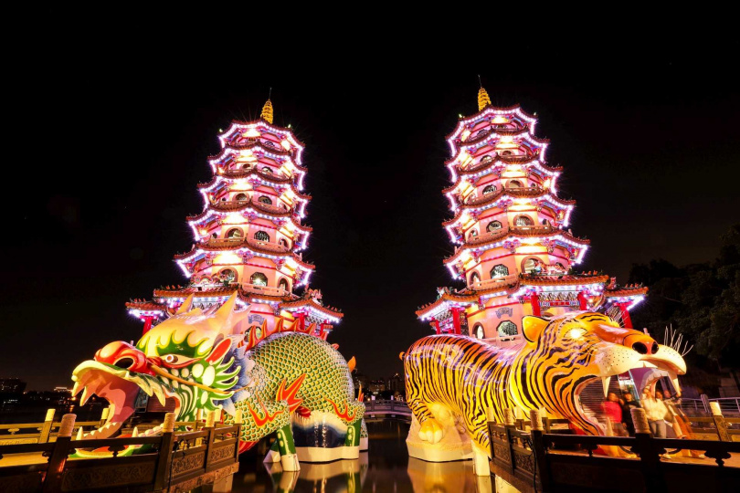 龍虎塔整修後調整夜間燈光，帶來不同顏色變化、吸引遊客造訪。（圖／高雄市政府新聞局提供）