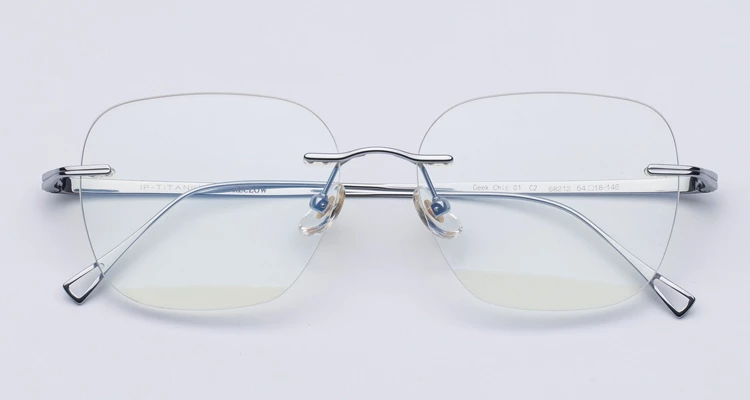 真心大推南韓這個國民眼鏡品牌Reclow，備受青睞的原因，真的就在於它對品質的執著追求。我實際試戴過後，最驚豔的就是它鏡片的極致輕盈與光學性能，完全能適配各種臉型，完全不挑人。據說連當紅的Cortis團員們私下也時常配戴這品牌，銀色細節帶出的那種韓系精緻感，不管是搭配簡約的廓型西裝，還是休閒衛衣，都能瞬間營造出一種時髦感。好消息是，現在台灣也有部分眼鏡代理商與選物店引進此品牌，大家不用飛韓國或是苦等代購，在台灣就能親自去門市試戴看看，實際感受那份讓韓星們都著迷的配戴質感喔！（商品價格約：NTD 700）