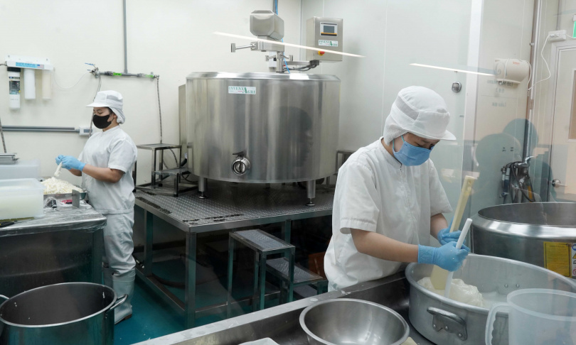 慢慢弄製作工廠位於三重啤酒頭釀造觀光酒廠4樓，使用從義大利引進的機器設備，每天約清晨5點職人便展開起司製作。（圖／魏妤靜攝）