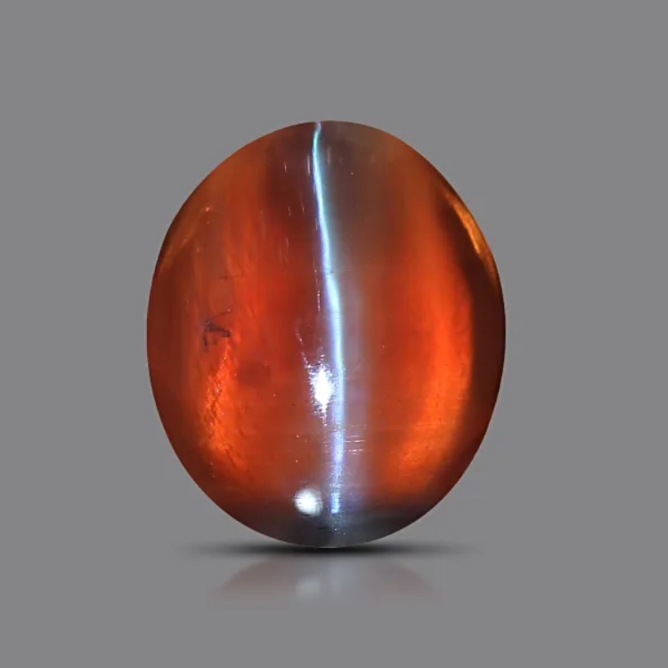 當紅色尖晶石內含物排列整齊時，會產生如貓眼般的光帶效果，形成極為獨特的「貓眼尖晶石」。紅色品種尤為稀有，閃爍時帶著靈動的神秘感。