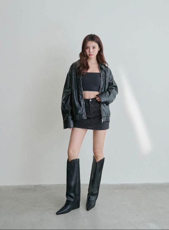 D+AF 時髦超模V口隱形增高褲管長靴穿搭推薦｜黑色V口剪裁自然修飾腿型，鬆垮靴身搭配短裙與皮革外套，展現高挑比例與超模氣場。