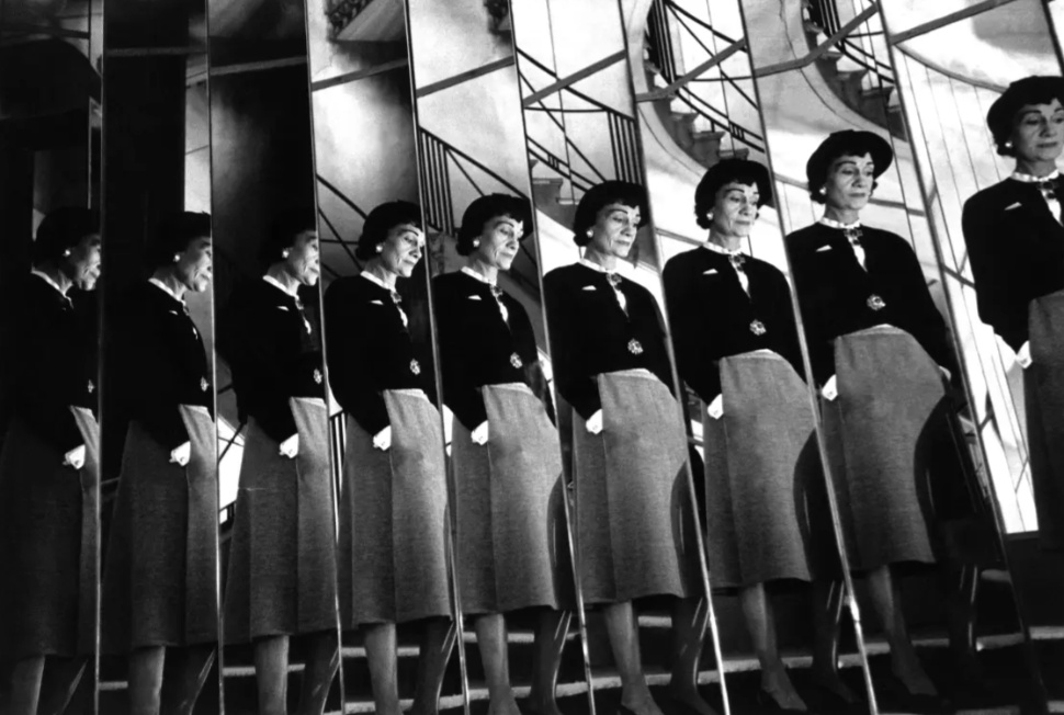 隨著事業發展，她在1918年將店鋪擴張至康朋街31號，這裡不僅販售完整的時裝系列，更成為 Chanel 的標誌性旗艦店，樓上還有她的私人寓所與著名的鏡面旋轉樓梯。這段從21號到31號的進階，不只是地址的轉換，更象徵她從帽商蛻變為時尚帝國締造者的關鍵一步。