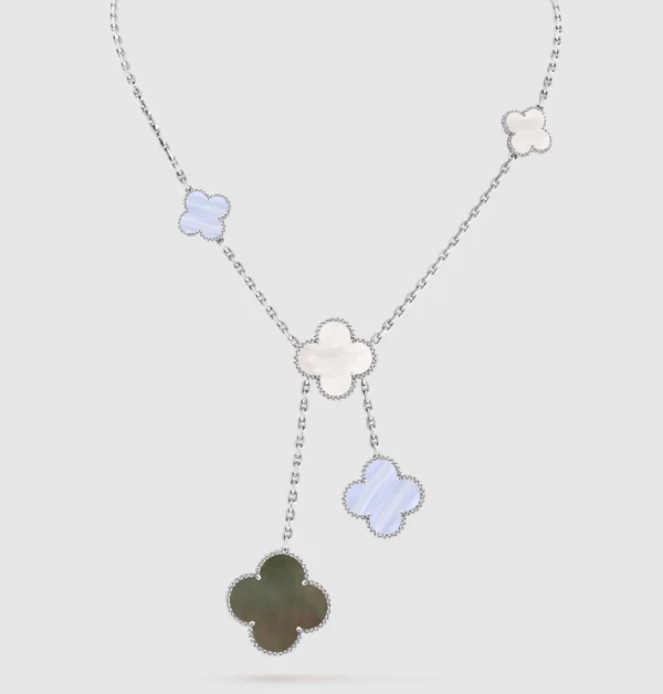 不同於經典款的單一圖騰，這款「Magic Alhambra」長項鍊透過大小不一、材質各異的四葉草圖騰交織而成。採用珍珠母貝與冰藍色玉髓的冷色調組合，不僅視覺上極度輕盈優雅，更能隨心變換長度，為日常穿搭增添宛如藝術品般的奢華層次。