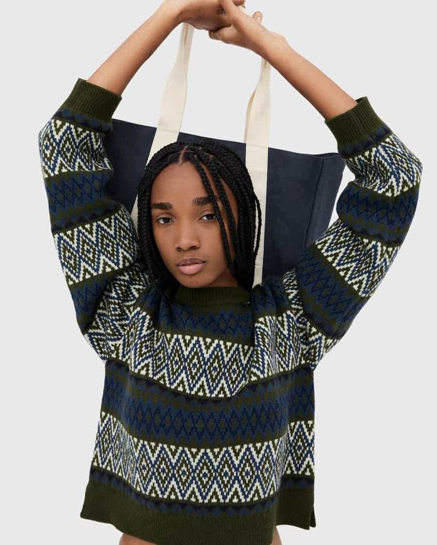 這款針織衫選用蓬鬆並具保暖性的材質，穿起來有溫潤質感。它運用了北歐風格的「費爾島」（Fair Isle）圖案設計，帶來傳統又帶有時髦感的視覺語彙。剪裁為短版箱型，下擺處還有開衩設計，呈現輕盈動態。