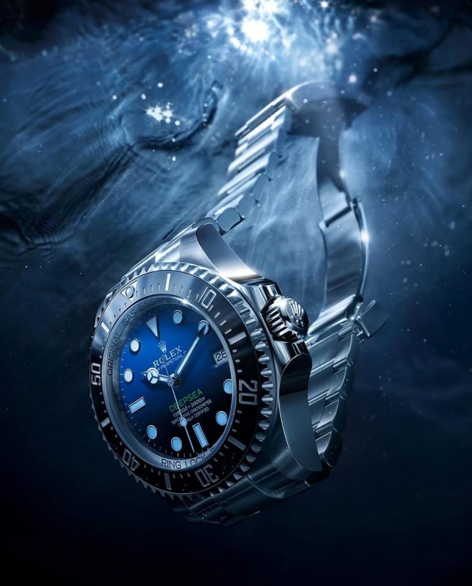 不同的防水數值，其實對應的是不同的生活場景。一般來說，30米防水僅能應付日常洗手或雨水濺濕；50米能承受短暫沖洗或洗臉時的水花；100米才算足以游泳與浮潛；至於200米以上，才是專業潛水活動的基本門檻。