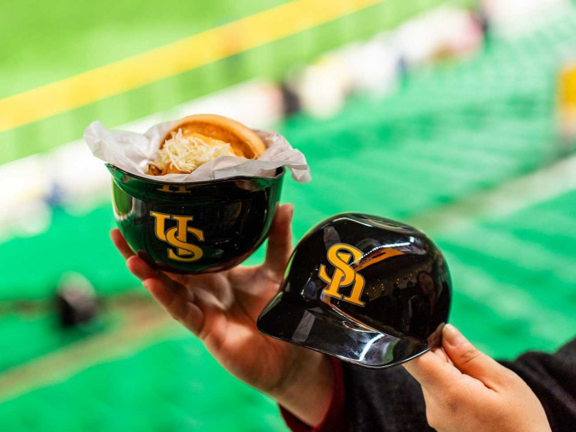 不能錯過主場限定的漢堡搭配福岡軟銀鷹隊帽子造型的餐具紀念小物！