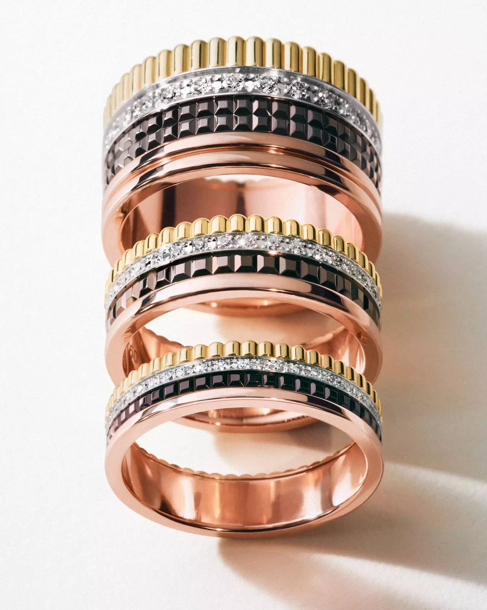 自2004年推出 Quatre Classique 戒指後，這個系列逐漸發展出多種版本。2011年登場的 White Edition 以白色陶瓷與金屬形成鮮明對比；2012年推出 Black Edition，透過黑色 PVD 塗層營造更具現代感的視覺效果；之後又陸續出現 Radiant、Red、Blue、Double White 等不同色彩與材質的版本。近年品牌也開始擴展設計形態，例如 Tube 系列與多層堆疊戒指，使 Quatre 不再侷限於單一型態，而逐漸發展為完整的珠寶家族。儘管外觀變化持續增加，系列核心仍然圍繞四種紋樣與環圈結構。這種穩定的設計語言，使 Quatre 在不同世代的珠寶潮流中依然保持鮮明識別，也讓佩戴者能透過不同材質與比例找到屬於自己的版本。