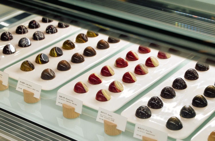 Kakaw Bon 圈了五大風味軸線，包括季節水果、茶香、酒香、堅果與特調，並大量運用台灣在地食材與合作夥伴，將他們的童年記憶、友情與城市風土轉化為具體味覺。例如結合陳年普洱的茶香巧克力、以台南高粱入餡的酒香系列，都讓巧克力成為「有故事」的甜點。