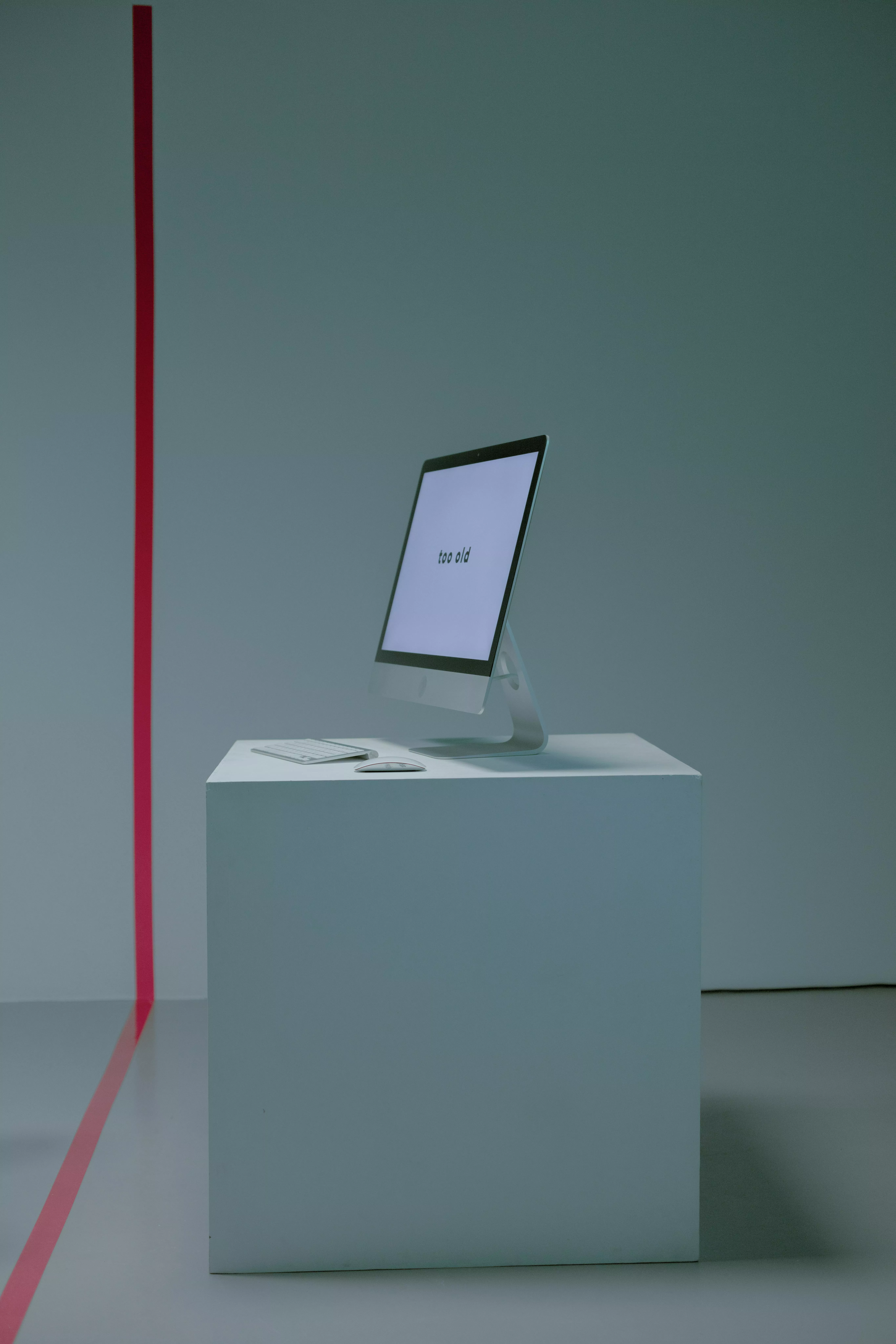 這類主管很愛說「我們在同一條船上」、「大家都一樣辛苦」，語氣真誠到讓人難以拒絕。問題在於，這句話往往出現在需要你週末支援、臨時加班，或無條件配合的時候。團隊精神原本是加分項，但一旦被拿來合理化過度付出，就成了壓力來源。勞動法規與職場倫理都強調工作與私人生活的界線。當情感被包裝成責任，拒絕就會被解讀為「不認真上班」。久而久之，員工在情感壓力與現實負擔之間拉扯，忠誠度自然下降。真正成熟的管理，不會用情緒交換產出，而是清楚界定責任範圍，讓合作建立在尊重與制度上。