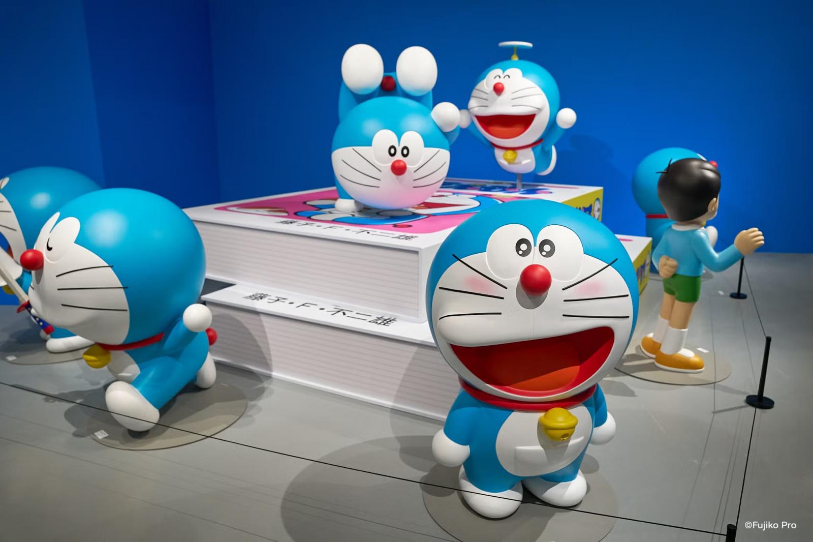 每一隻哆啦A夢都展現出不同情緒與表情，或賣萌、或搞怪，讓人彷彿看見漫畫角色真的活了起來。