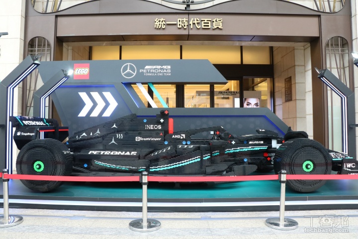 「樂高 FORMULA 1 飆速拼戰」活動在台北統一時代百貨登場！1:1 樂高 F1 賓士賽車模型盛大展出