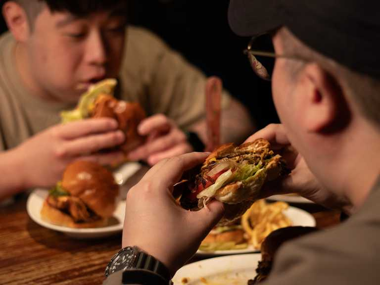 在「啜飲室大安」可以吃到六款經典漢堡，「OG STACK」以簡單的食材堆疊出漢堡的美味，內含美國起司、番茄、生菜加上經典雙層漢堡肉！