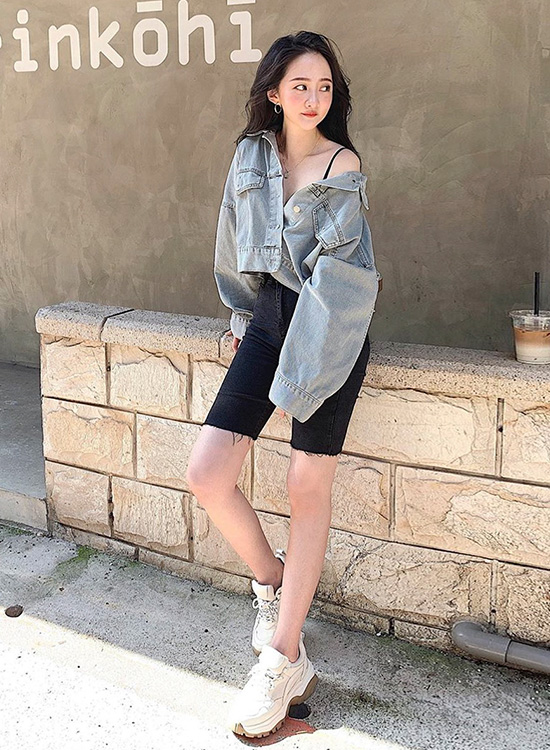 D+AF 白色老爹鞋 白色運動鞋 白色運動鞋穿搭 圖片來源：@selenayang24