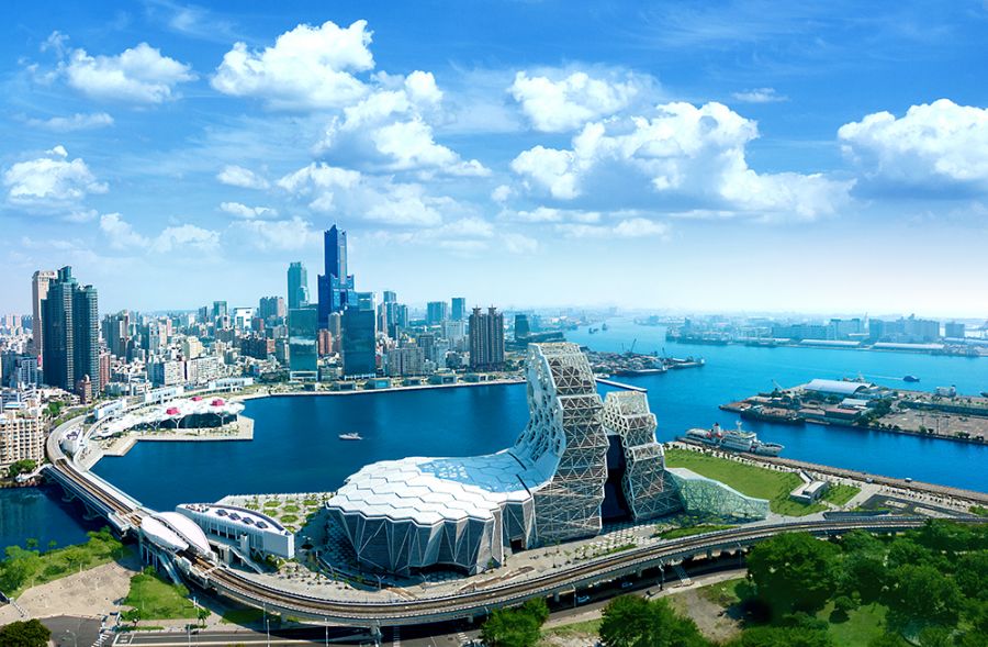 隨著高雄亞洲新灣區持續發展，全新百貨商場「Focus 13 珊瑚廣場」即將於 12 月底在高雄流行音樂中心登場，成為近期最受矚目的高雄新景點之一。不僅坐落於高流核心場域，更迎來丹麥設計品牌 HAY 南部首間實體店面，結合建築美學、設計選品與藝術創作，為高雄百貨與生活風格版圖注入全新樣貌。