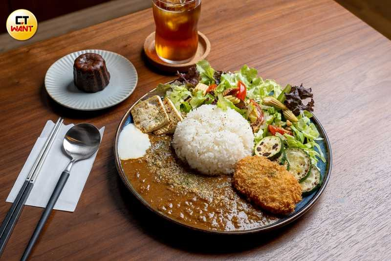 大阪香料咖哩皆搭配來自美濃帶有芋香的高雄147米，「蔬菜可樂餅」口味260元，加80元升級套餐可選擇一款指定甜點、以及味噌湯或六龜原生山茶。（圖／焦正德攝）