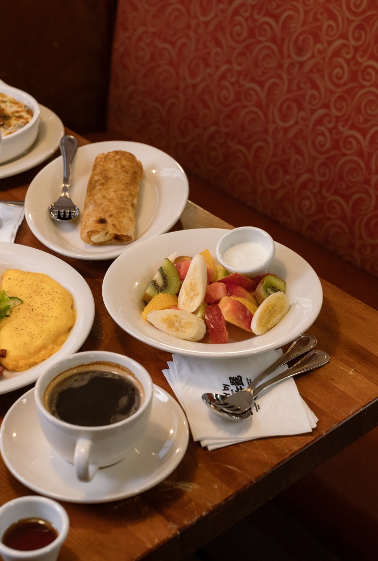 民生早午餐 By 貓下去「可續杯的美式咖啡」、「新鮮水果盤與優格醬」、「蛋餅」