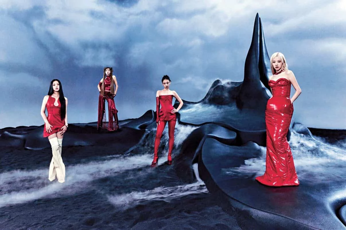 由 YG 娛樂推出的四人女團 BLACKPINK 自 2016 年出道至今，便以極具辨識度的音樂與造型紅遍全球並締造無數難以被撼動的傲人成績，儘管她們才剛剛結束「BLACKPINK DEADLINE WORLD TOUR」巡演，又緊接著在二月底發行她們的第三張迷你專輯《DEADLINE》。