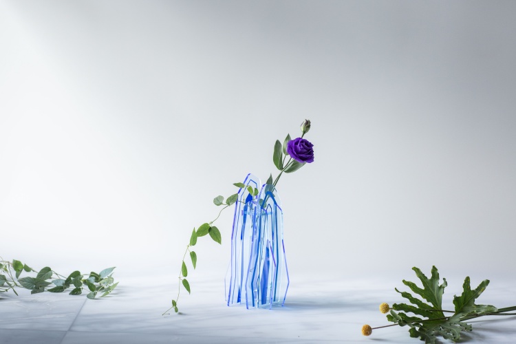 北美館邀請臺灣新銳品牌「無園藝 WU garden」合作，以館藏藝術家姚瑞中作品《世外塵-超人累了（臨黃公望「天池石壁圖」）》為靈感，將原作中的「偽山水」元素具象化為立體花器。