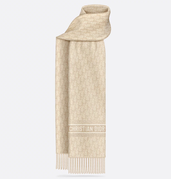 這條Dior新上市的長版圍巾，以經典的「Oblique Natte」老花Logo圖案為主角，重新詮釋品牌標誌性圖樣，營造富有層次感的圖像風格效果。
