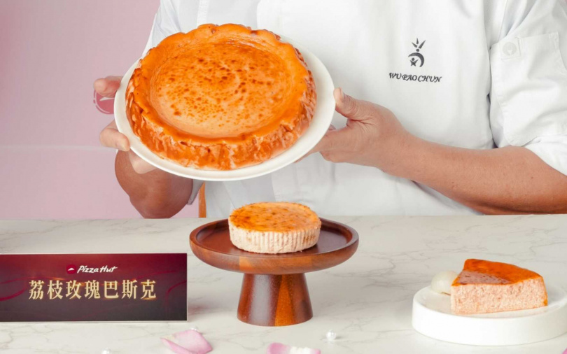 必勝客攜手知名麵包師吳寶春，推出「荔枝玫瑰巴斯克」聯名蛋糕。（圖／必勝客提供）