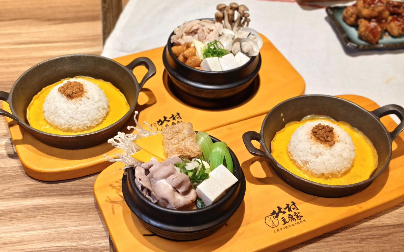 「蒜頭蛤蜊雞嫩豆腐煲」（後）、「麻辣奶油嫩豆腐煲」。（各358元，圖／魏妤靜攝）