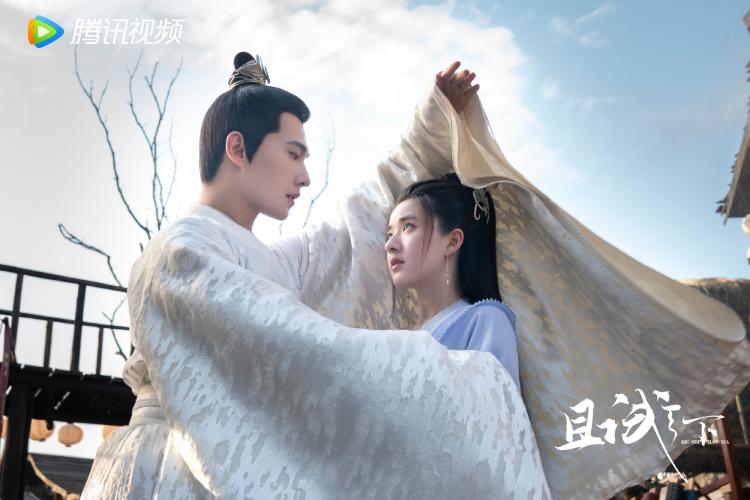 趙露思與楊洋於 2021 年主演的《且試天下》，改編自傾冷月同名小說，劇情講述俠女白風夕與公子豐蘭息在江湖與朝堂中既為對手又為知己，最終並肩攜手守護天下的故事。