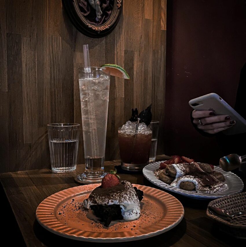 台南酒吧推薦》精選7間隱身巷弄內的台南特色酒吧，尋找府城微醺時光！