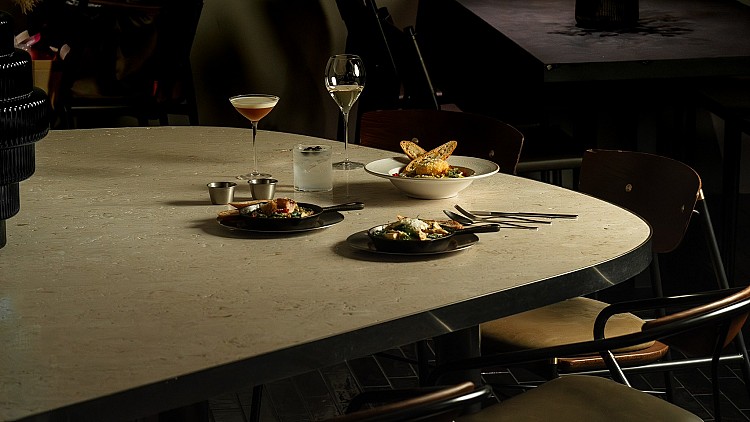 當夜色降臨，Moon Baking Studio把白天的發酵節奏轉為更緩慢的餐桌語言。