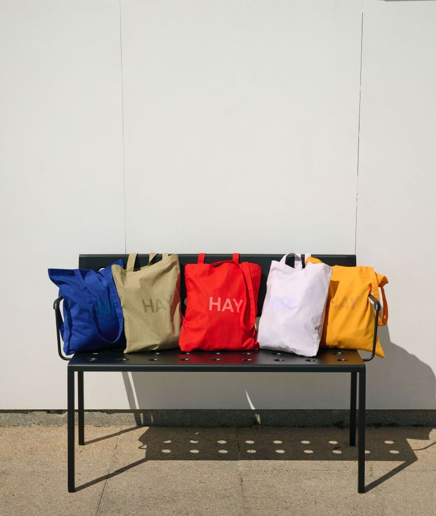 除了經典的托特包，收納籃也是 HAY 最熱門的暢銷品之一。透過收納籃的形塑，也能成為居家的另一幅風景。