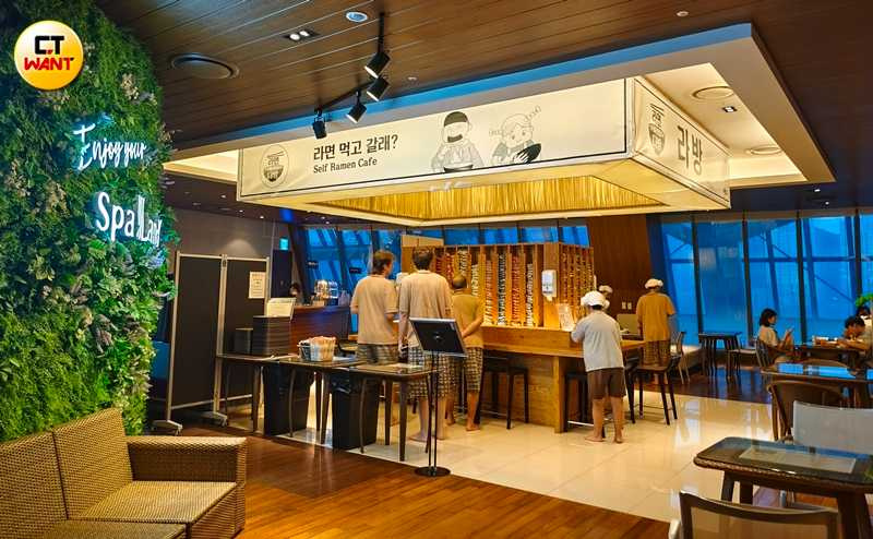自助泡麵區很受歡迎，一款泡麵＋免費配料與飲料為1萬韓元，需注意泡麵最晚僅供應至21：00。（圖／魏妤靜攝）
