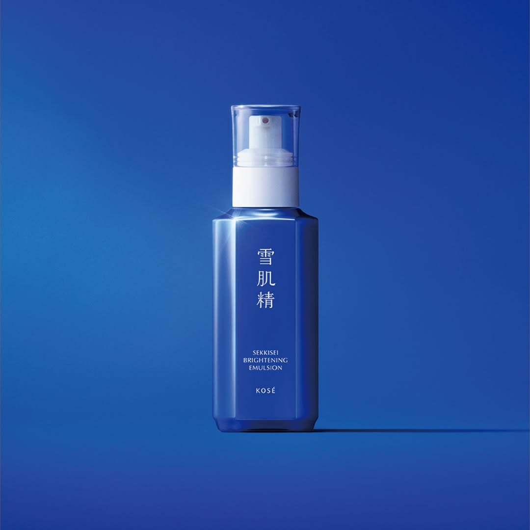 KOSÉ 在財報中，特別點名旗下品牌「雪肌精」的強勁。儘管面對不穩定的全球美妝市場，雪肌精仍是集團的主力品牌，標榜以「植物的力量為每個人帶來透明感肌膚」為理念，添加和漢植物萃取，打造出如白皙似雪、滿溢透明感肌膚的護膚品。